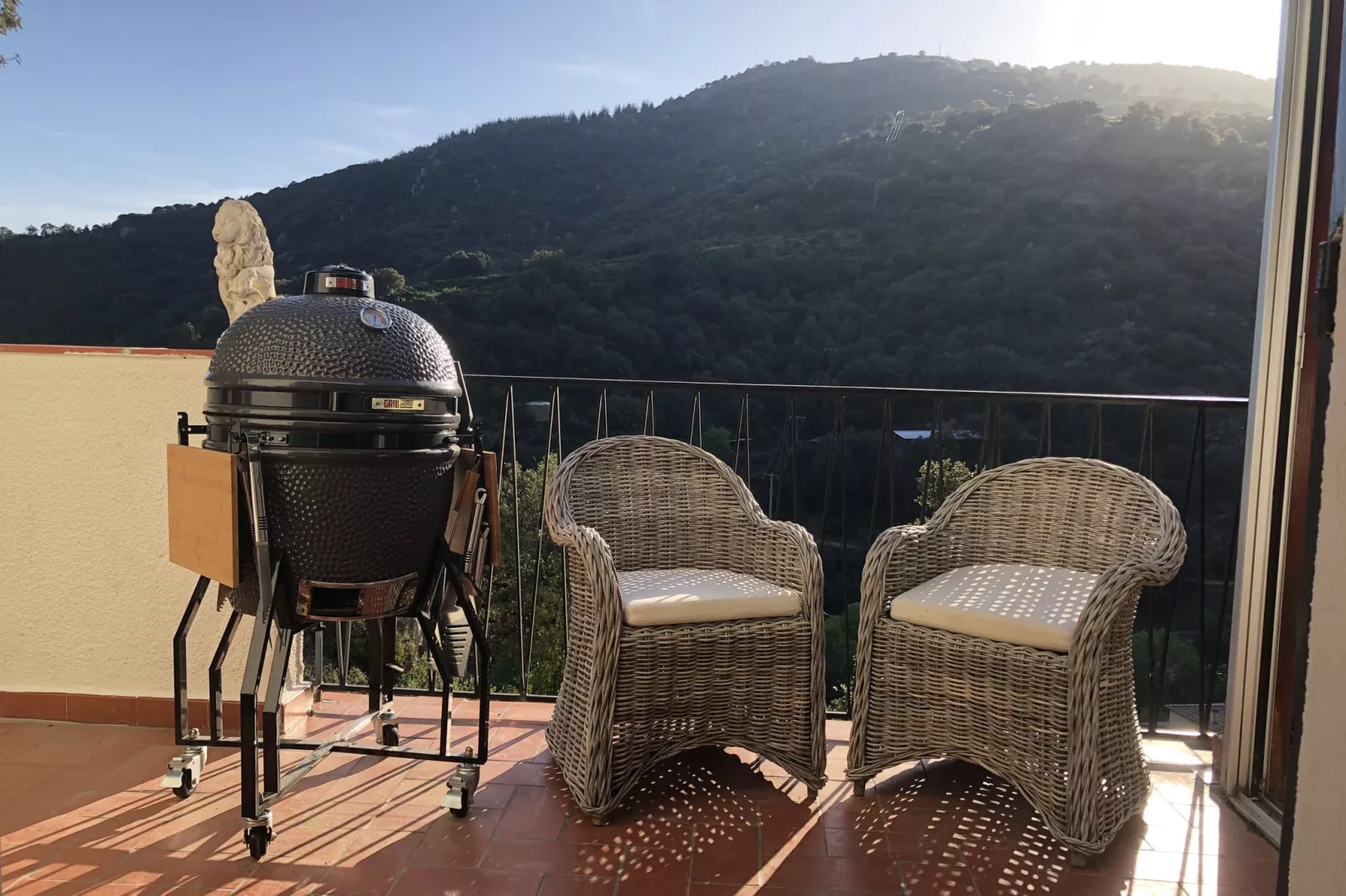 Sfeervolle villa in Sorède met een zwembad-Terrasbalkon