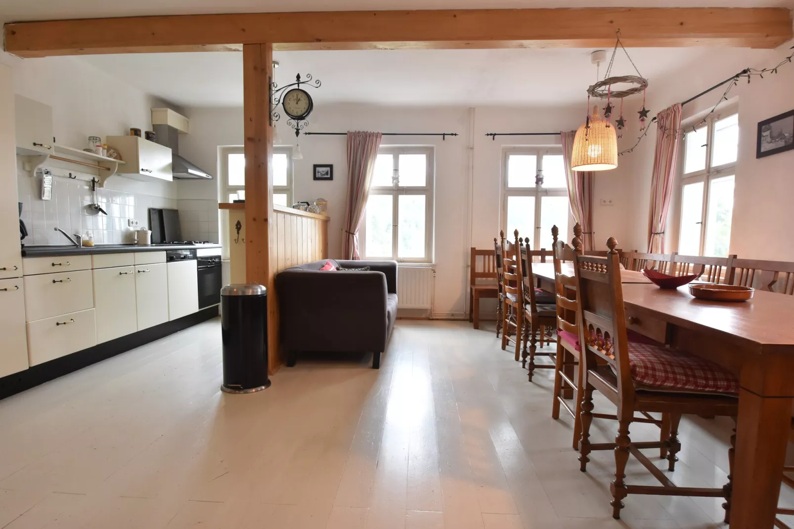 Chalet Nisou-Eetkamer