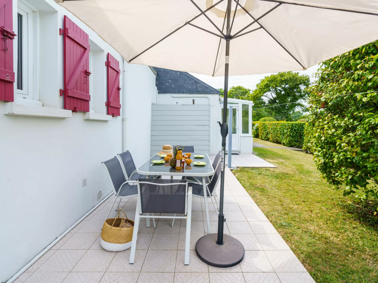 Les Volets Rouges - Buiten