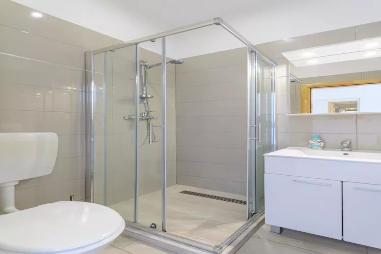 Apartments Hope (Dugi Rat) - Standard One-Bedroom Apartment with Terrace and Sea View (A3)-Badkamer