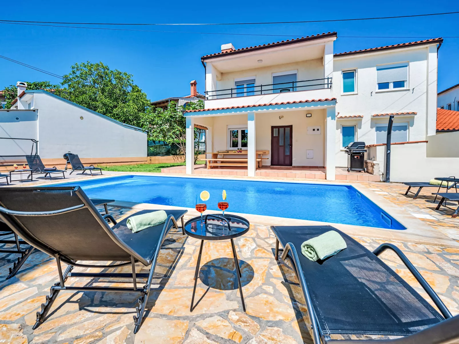 Villa mit Garten, Grill und Terrasse-Buiten