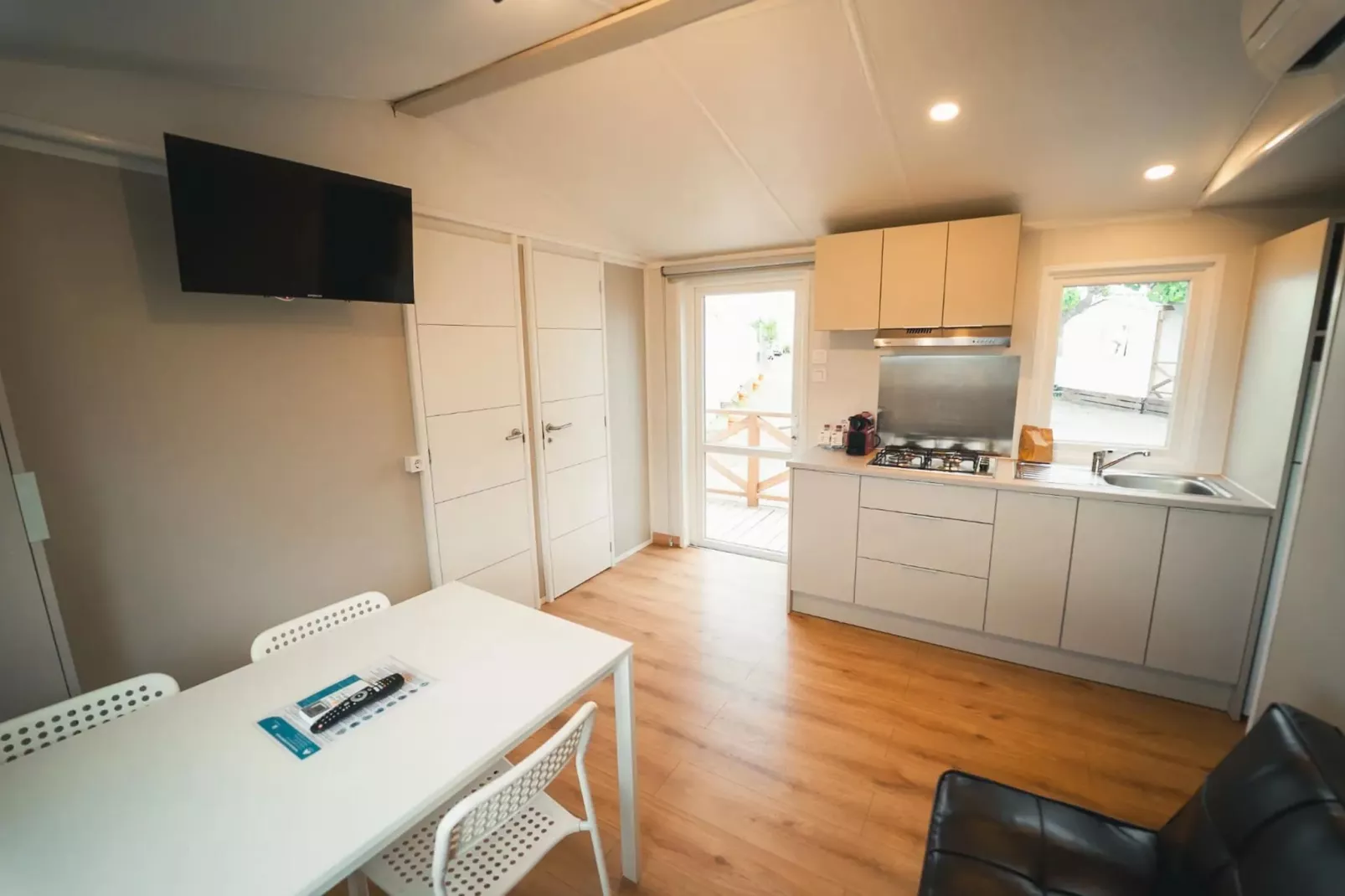 HOLA CAMP CHILCHES-Comfort 4-Eetkamer