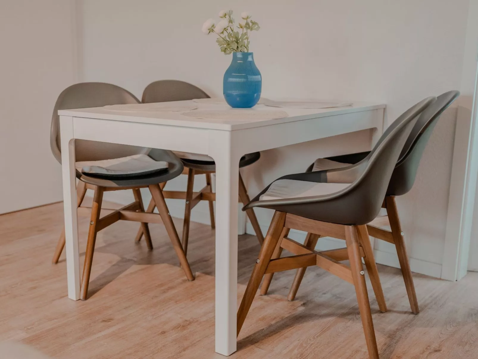 Apartment mit Küche, Arbeitsplatz und xxl Sofa - Image-tags.info