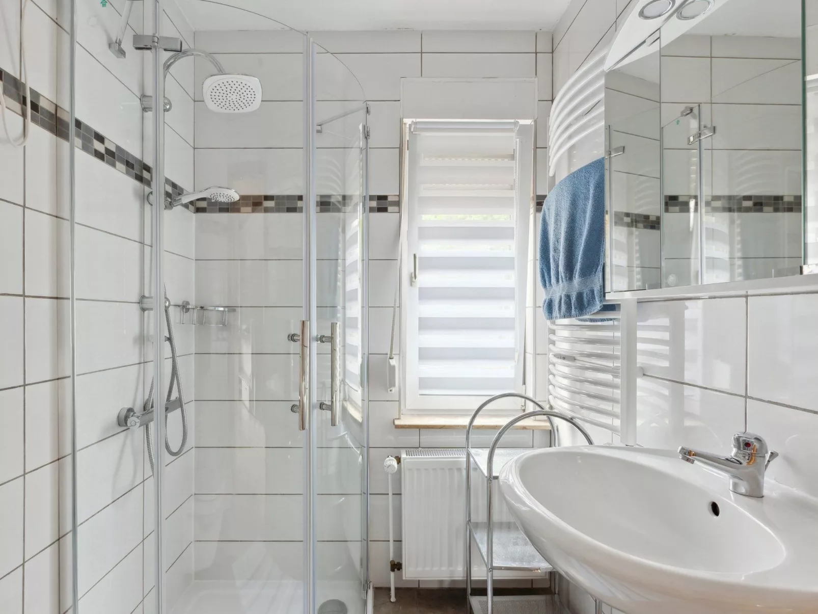 Mit naturnahen Badeteich - Image-tags.info