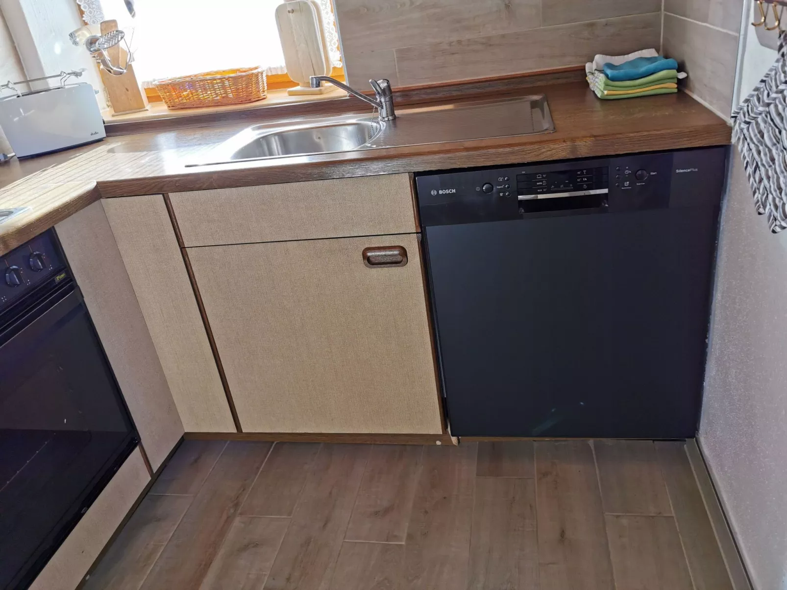 Mit komplett eingerichteter Küchenzeile im Wohnraum - Image-tags.info