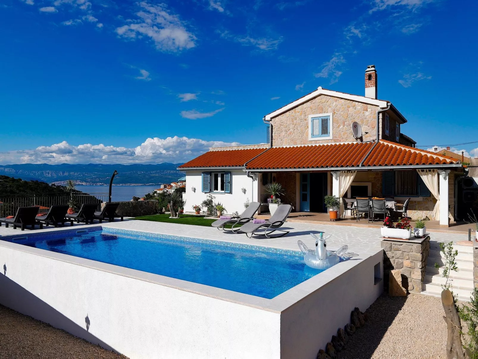 "Mela" mit Blick auf das Wasser - Image-tags.info