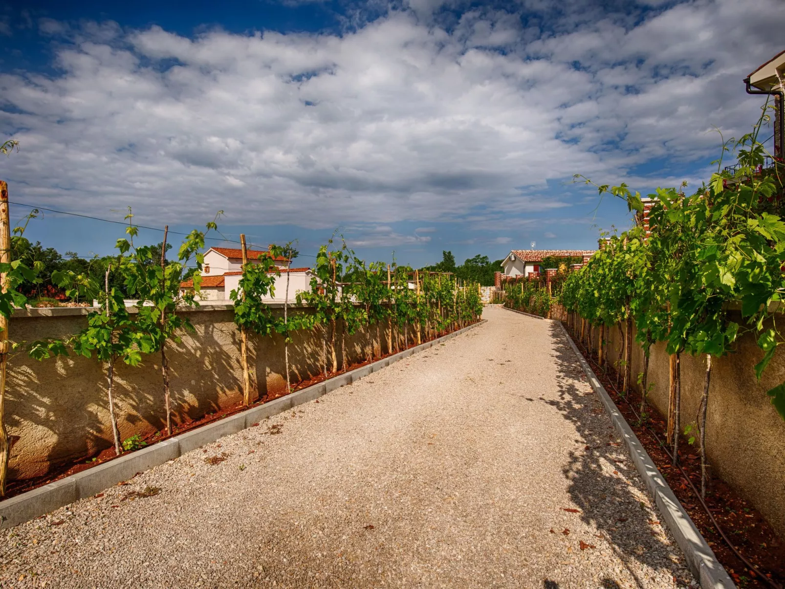 In Kras mit privatem Parkplatz - Image-tags.info