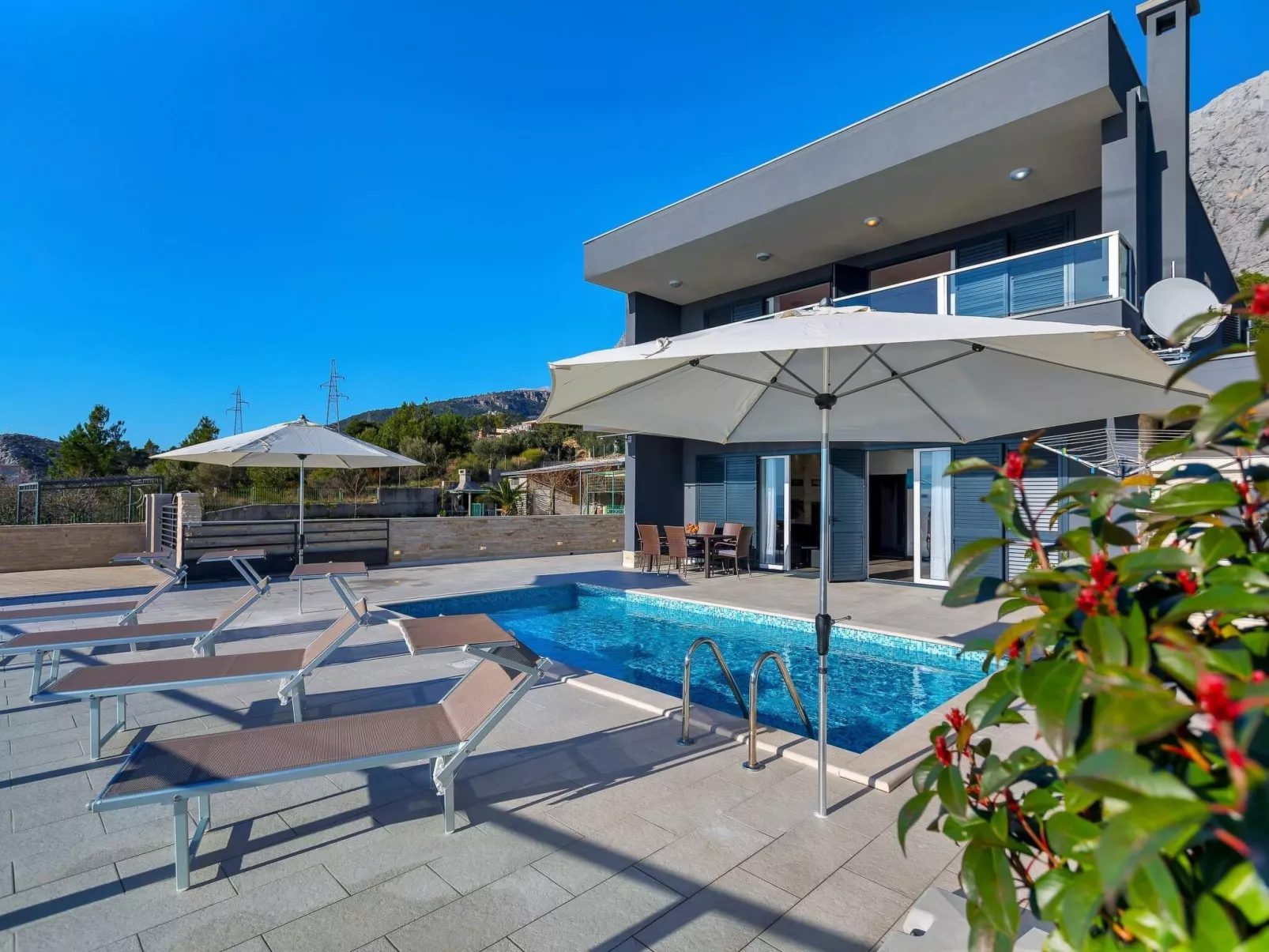 Villa Infinite mit Schwimmbad und Meerblick - Buiten