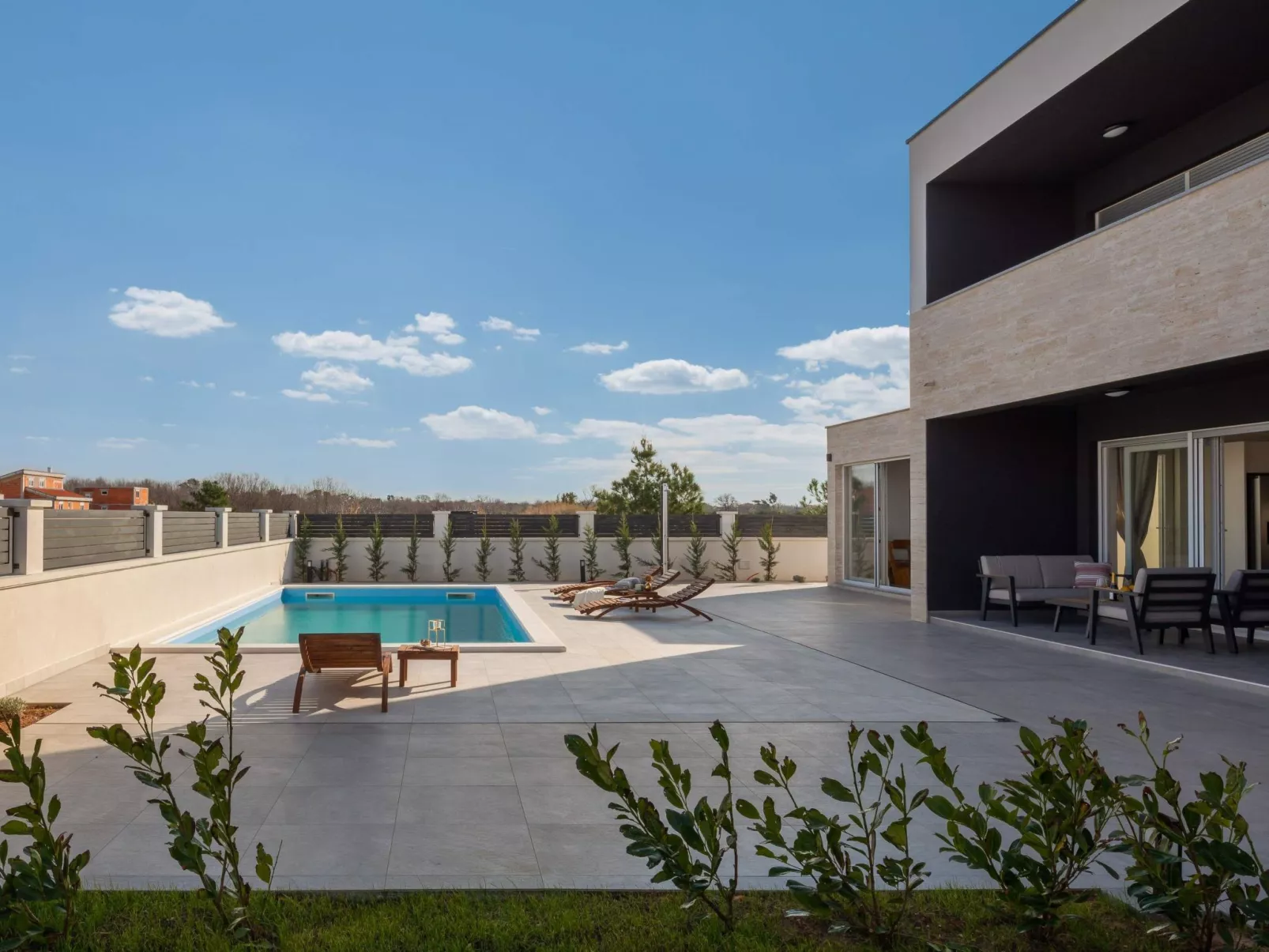 Villa in Strandnähe, Pool, Kinderspielplatz - Image-tags.info