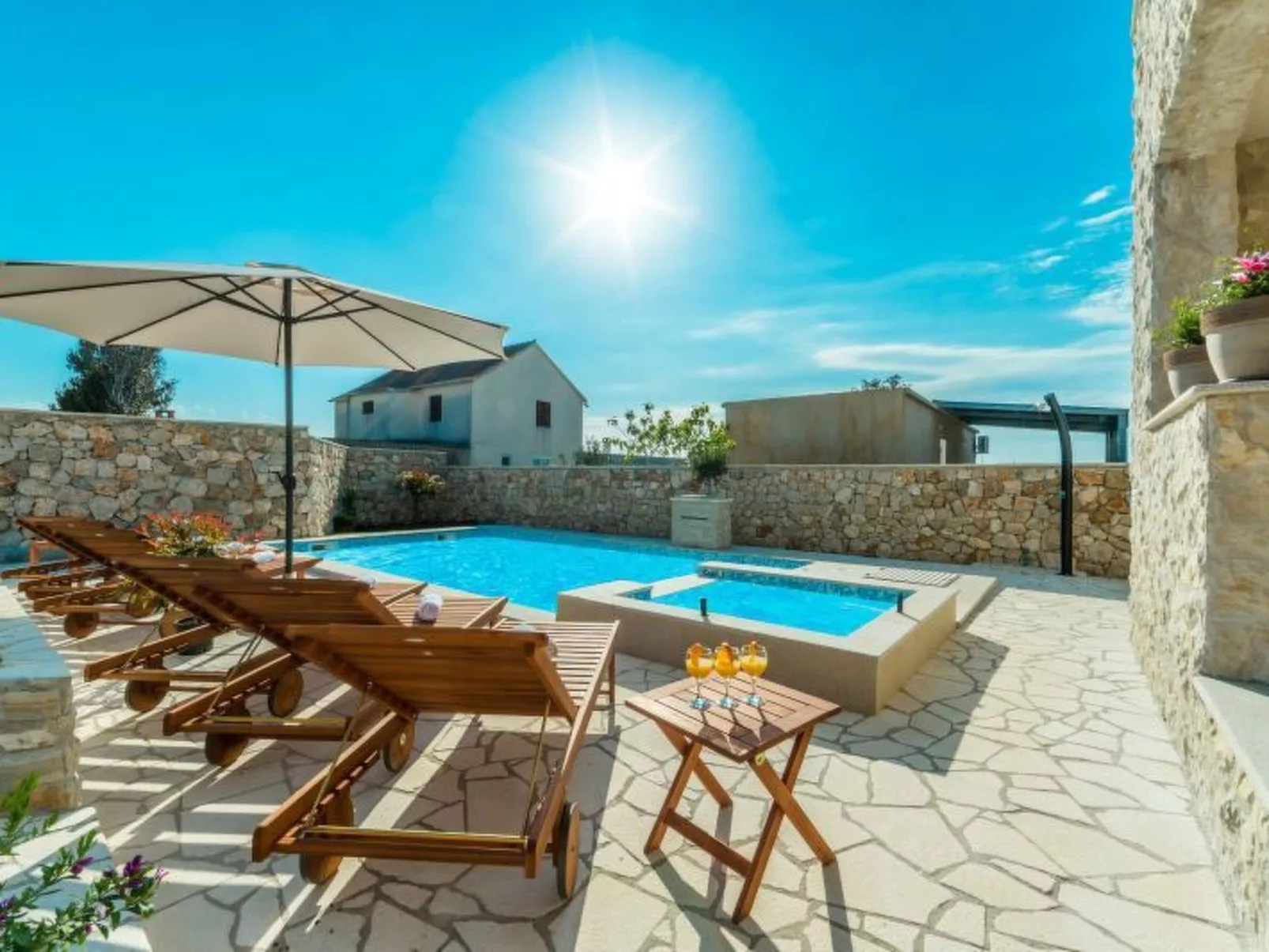 Villa mit beheiztem Pool, schöne Aussicht, Strandnähe - Image-tags.info