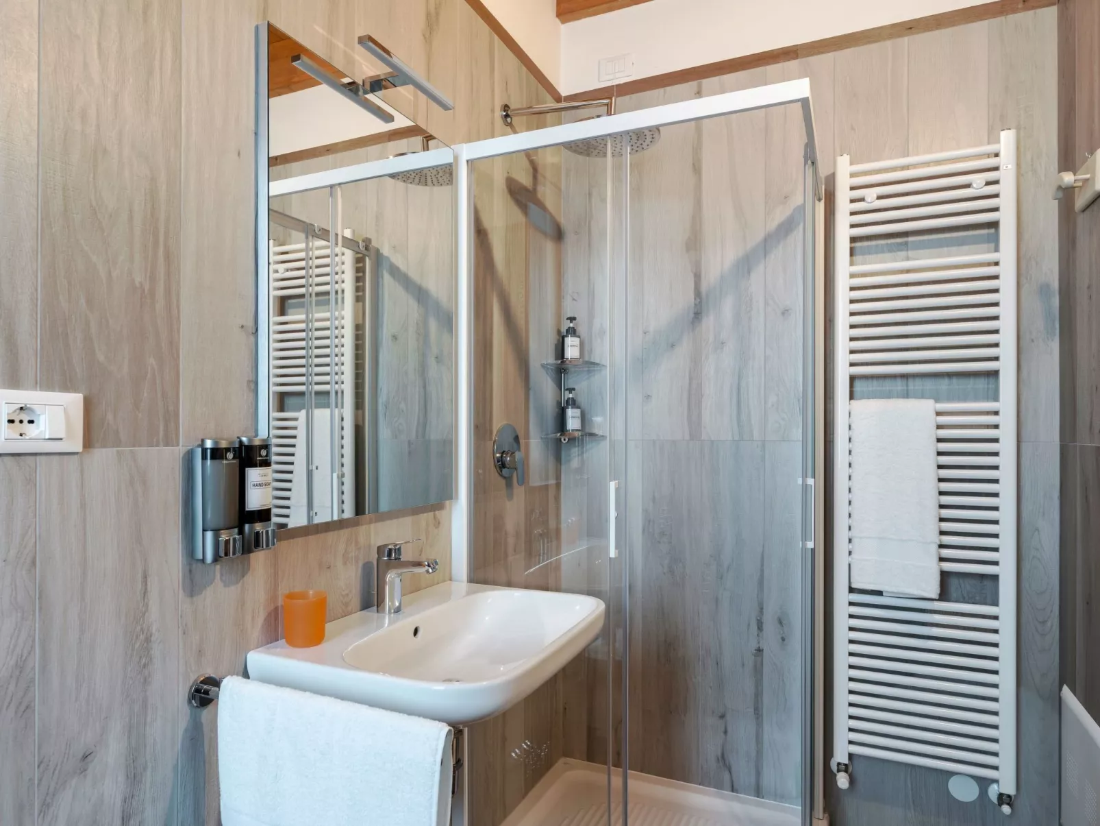 Zweizimmerwohnung mit Doppelbett und zwei Schlafsofas - Image-tags.info