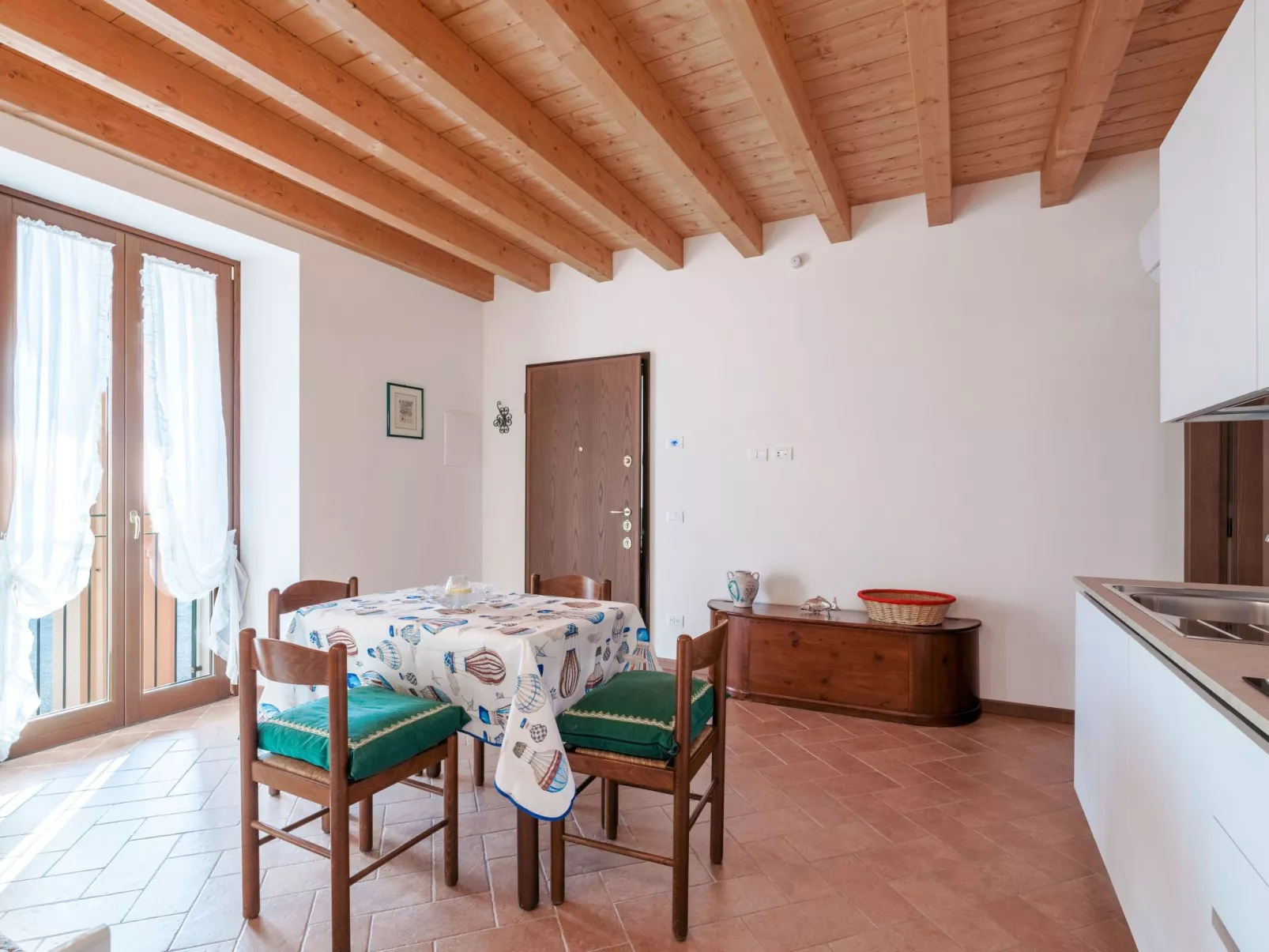 Zweizimmerwohnung mit Doppelbett und zwei Schlafsofas - Image-tags.info