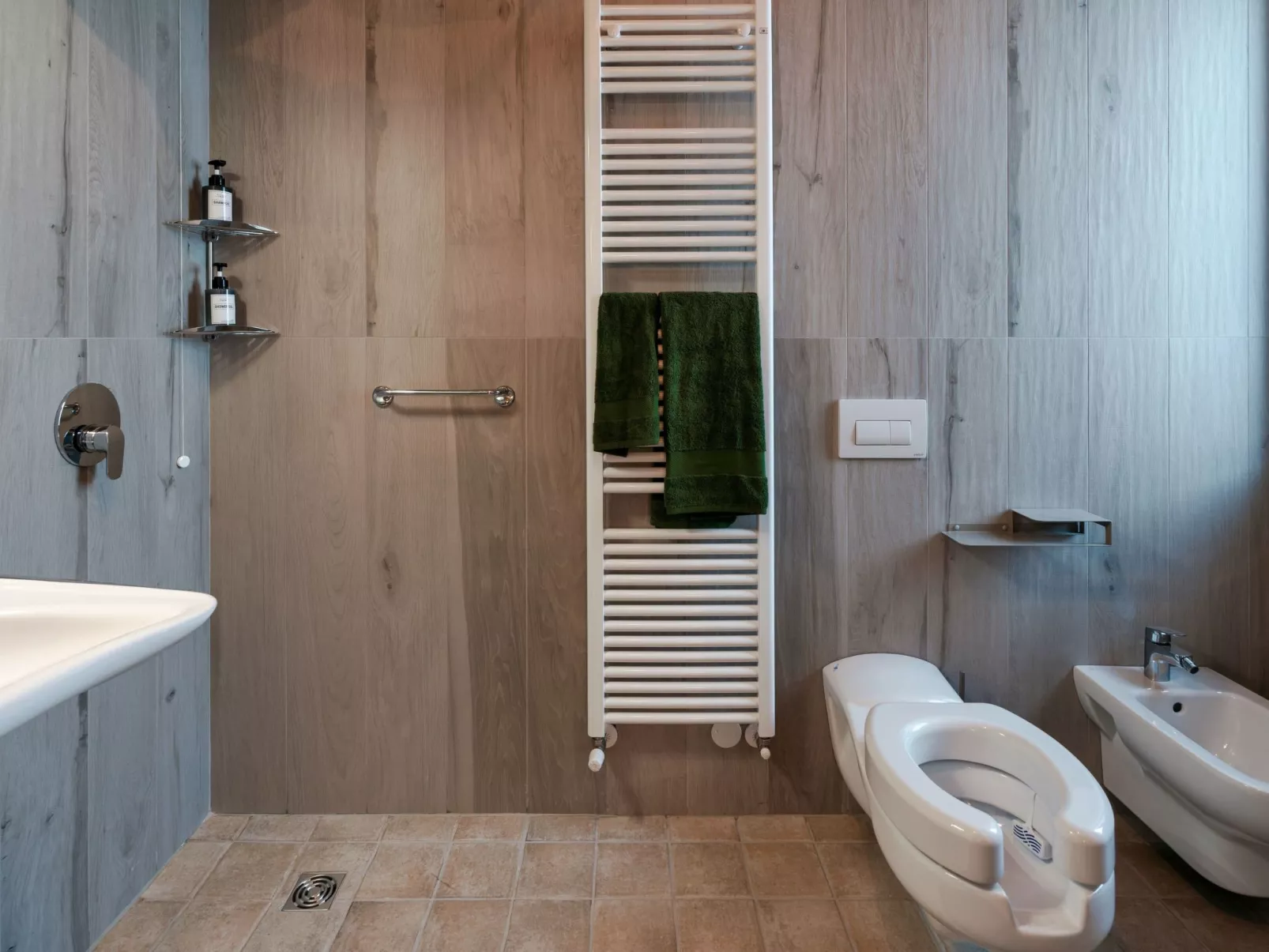 Zweizimmerwohnung mit zwei Einzelbetten und Schlafsofa - Image-tags.info