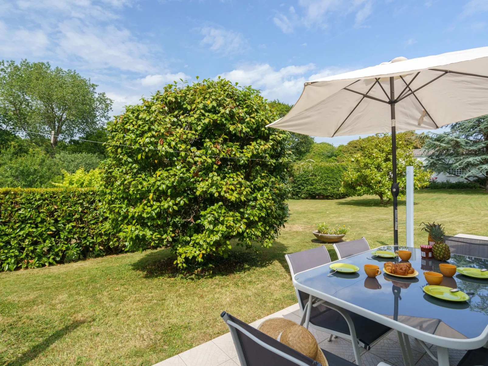 Les Volets Rouges - Buiten