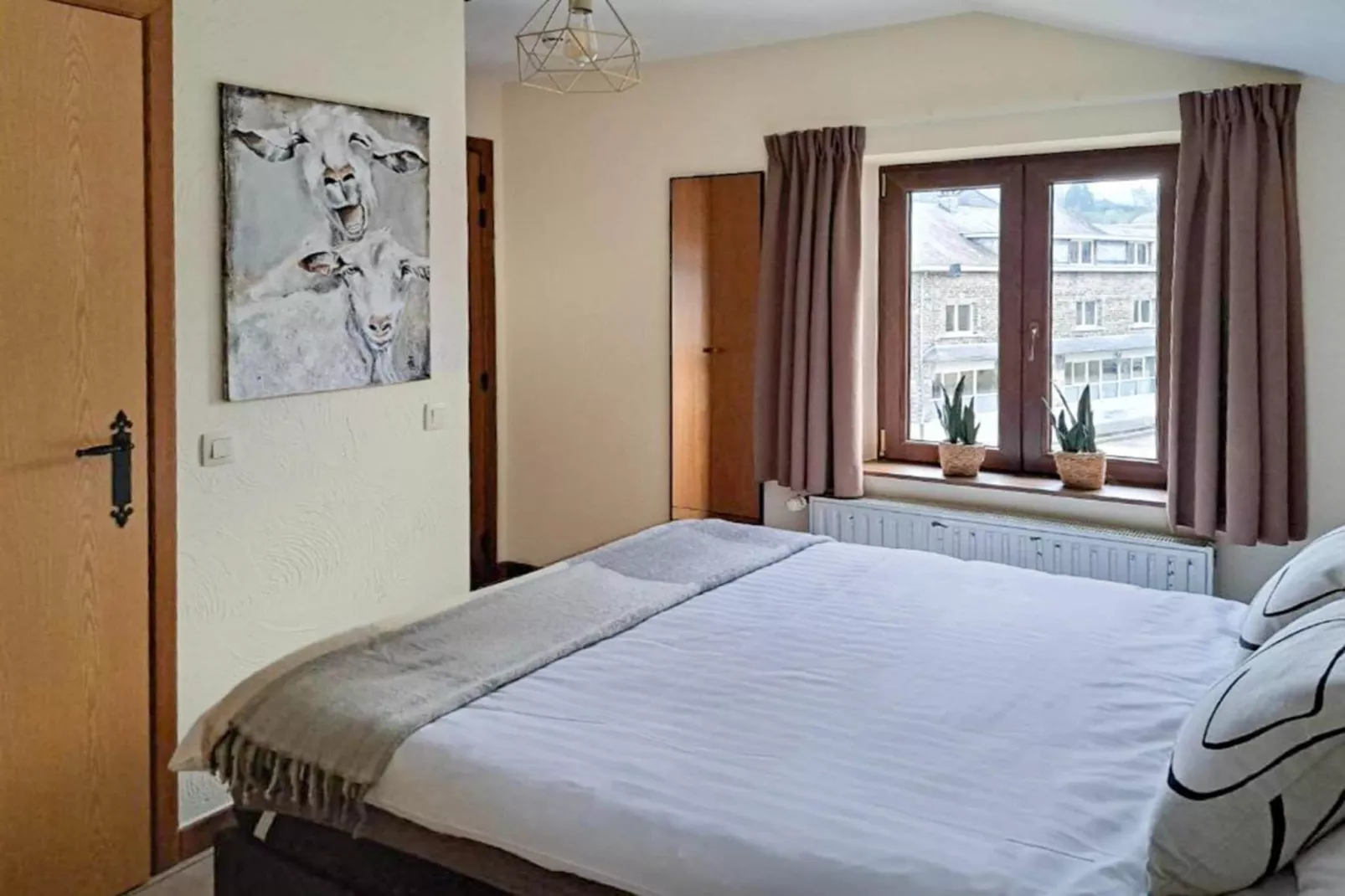 Au Coeur d'Alle - Double Room with Large Double Bed-Slaapkamer