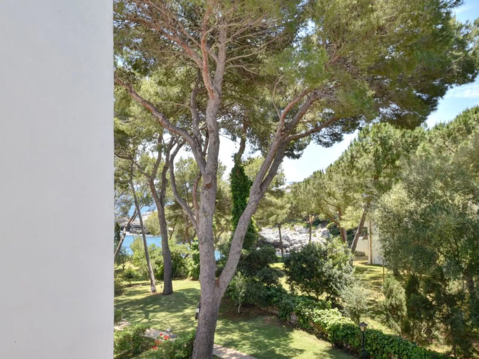 Neu renoviertes, modernes Apartment für 4 Personen, direkt an der Cala Ferrera - Buiten