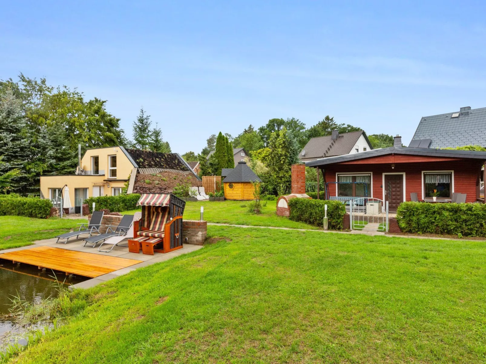 Mit naturnahen Badeteich - Image-tags.info