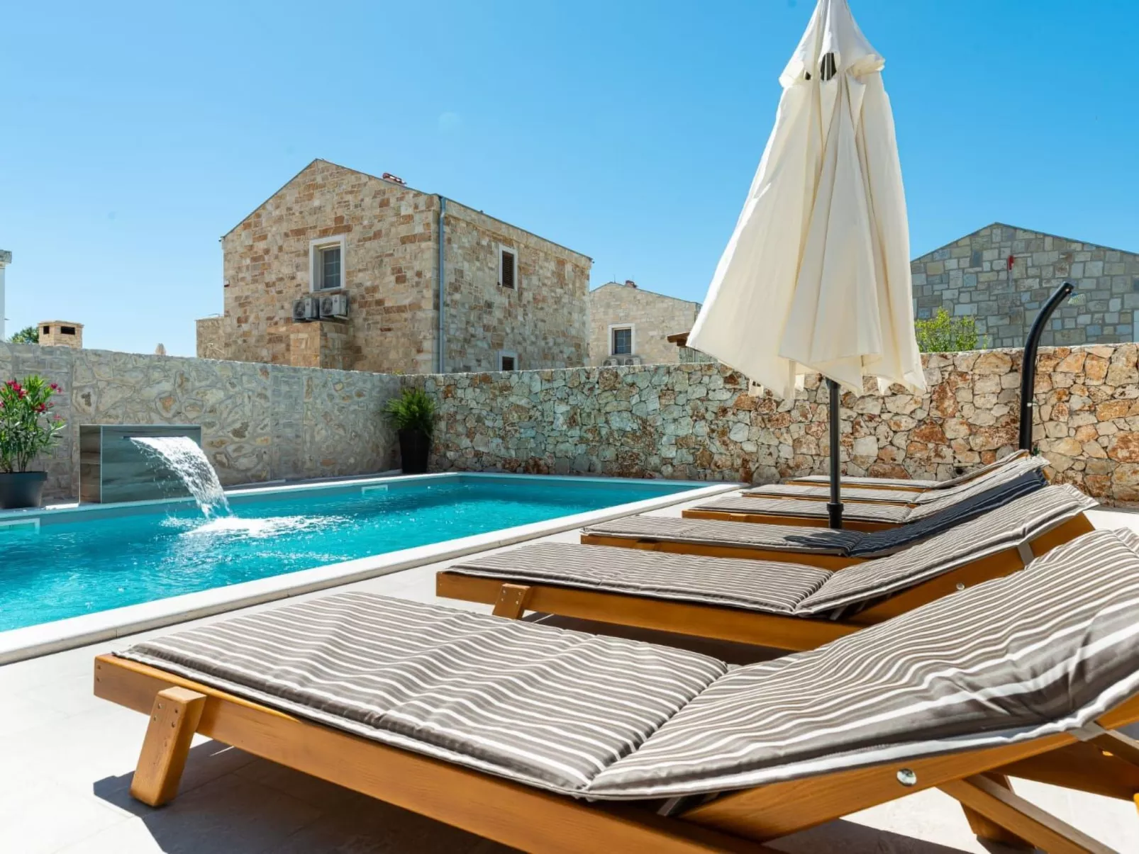 Romantische Villa mit Pool und Sauna, in Strandnähe - Image-tags.info