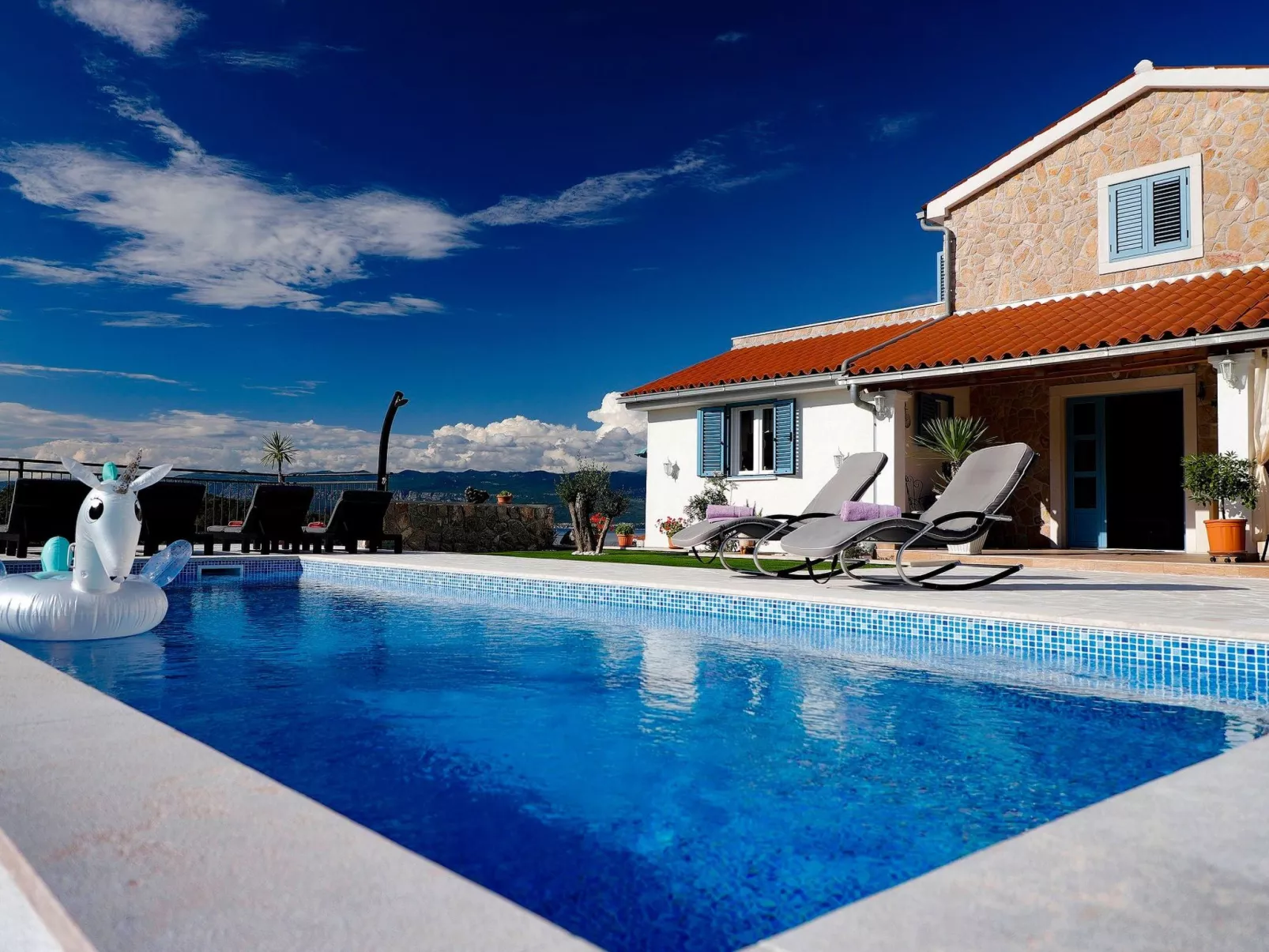 "Mela" mit Blick auf das Wasser - Image-tags.info