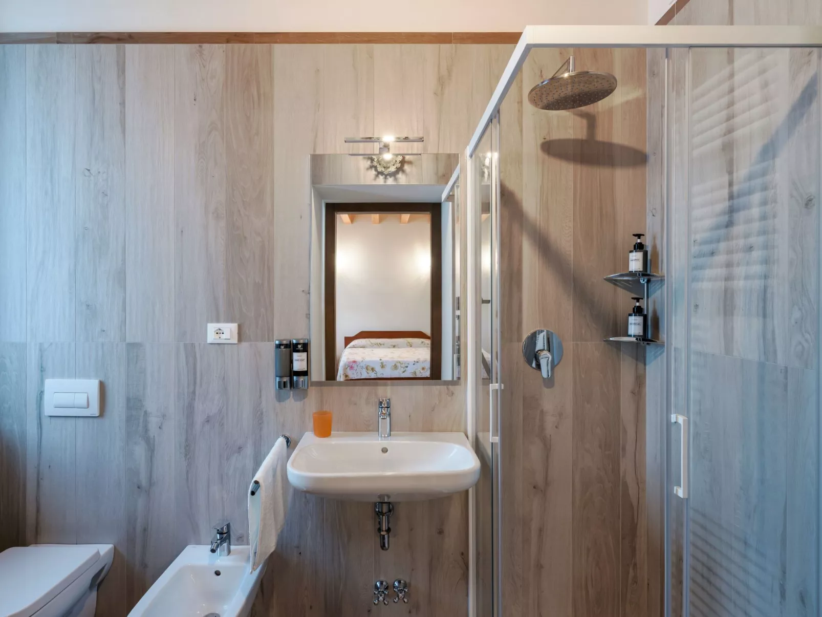 Zweizimmerwohnung mit Doppelbett und zwei Schlafsofas - Image-tags.info