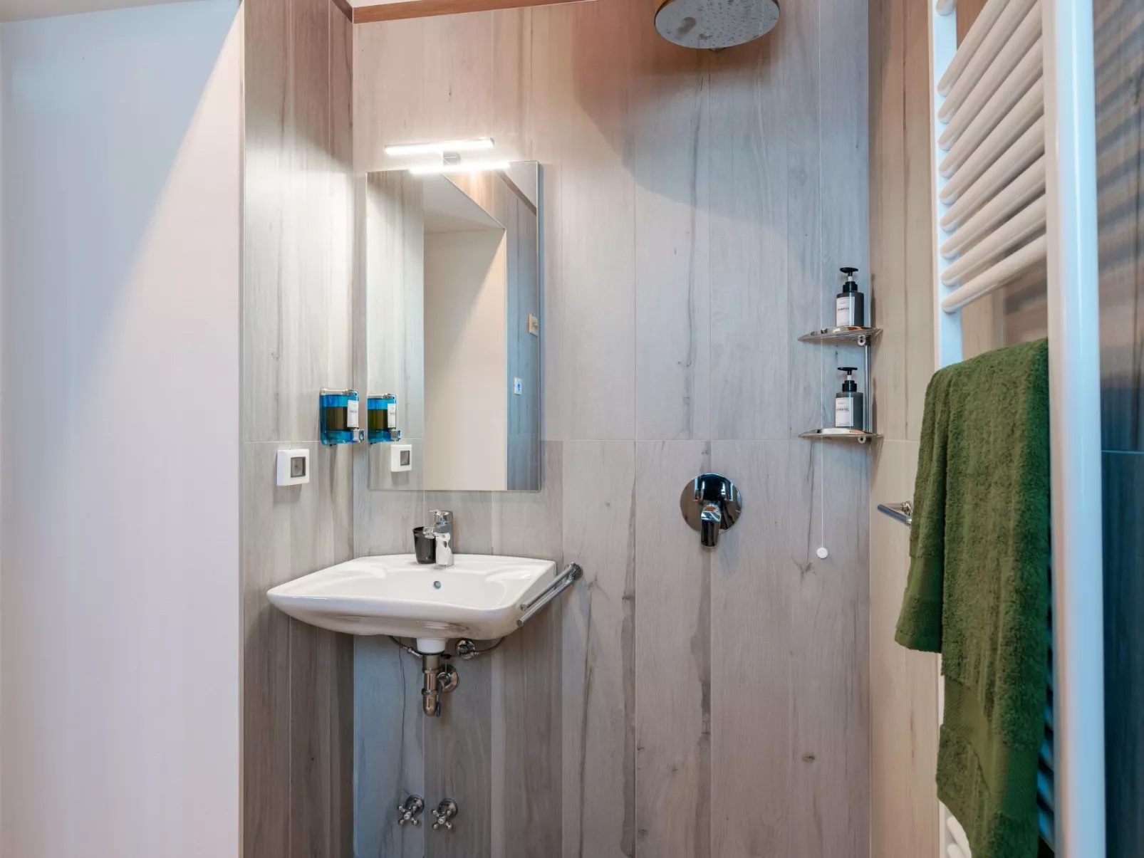 Zweizimmerwohnung mit zwei Einzelbetten und Schlafsofa - Image-tags.info