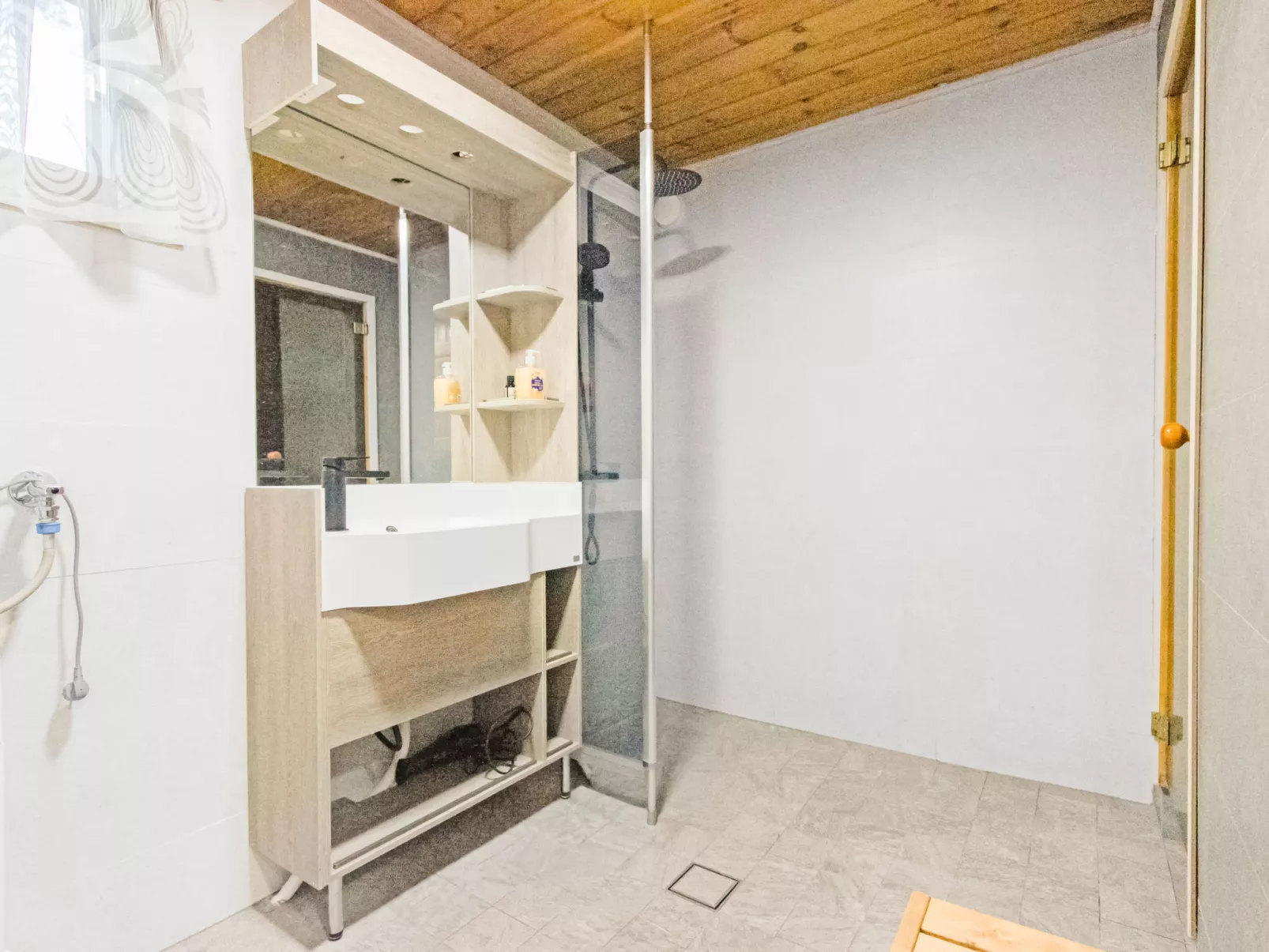 Kalliokoivu - Binnen