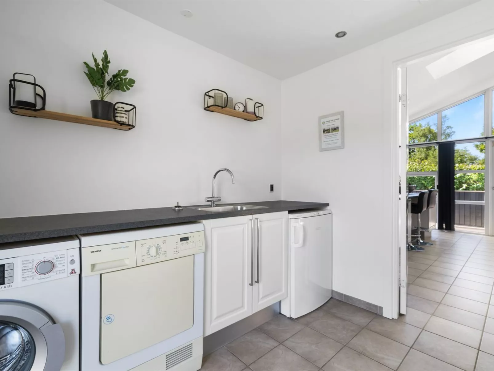 "Merrit" - 280m from the sea-Binnen