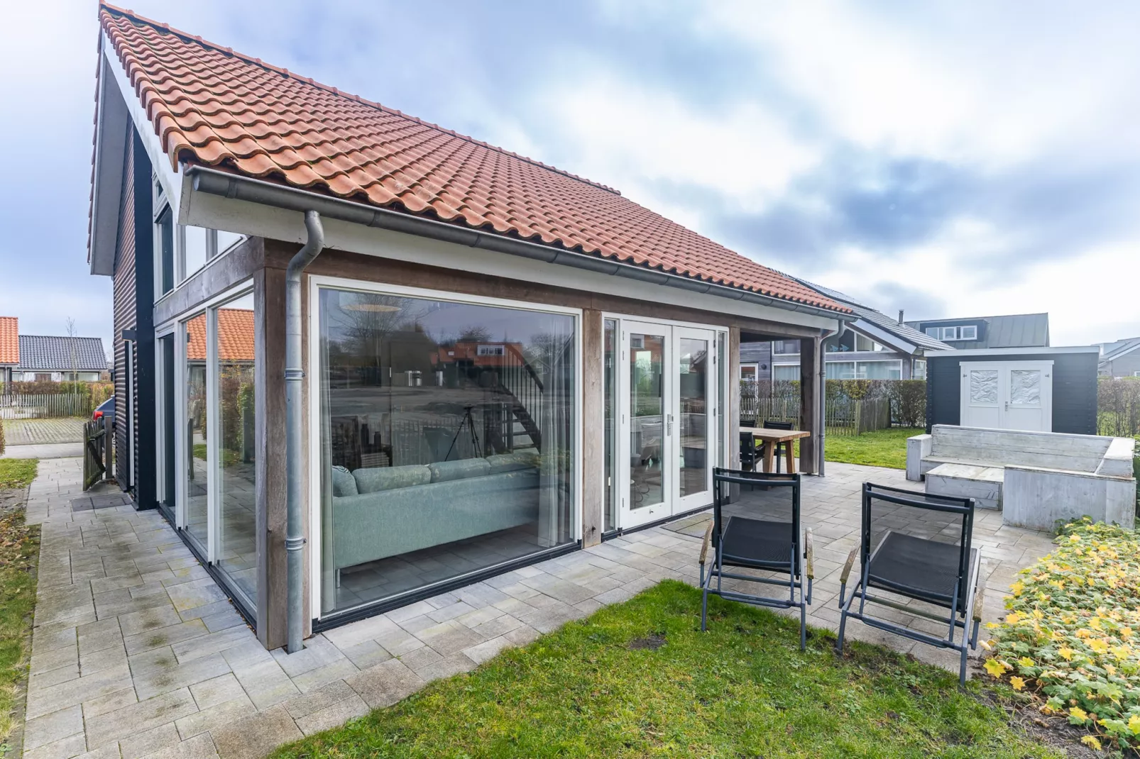 Zonnedorp 19 Modern holiday home Renesse | Beach within walking distance - Buitenkant zomer
