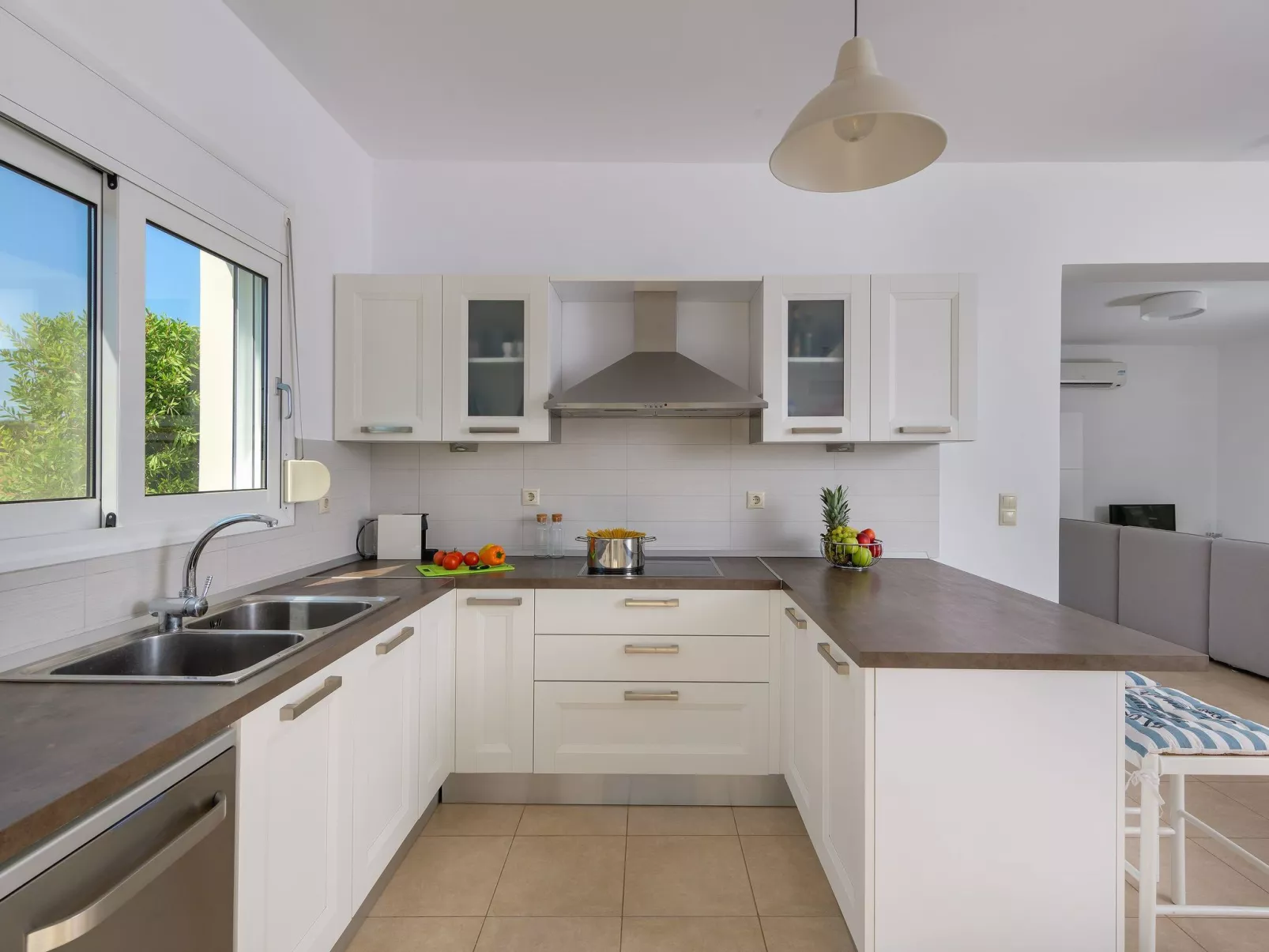 Liebevoll ausgestattetes Haus in ruhiger Lage mit beheiztem Pool und Meerblick - Image-tags.info