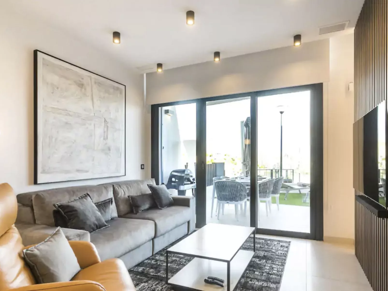 Luxuriöses Apartment mit Pool und Garage am Poniente Beach! - Image-tags.info