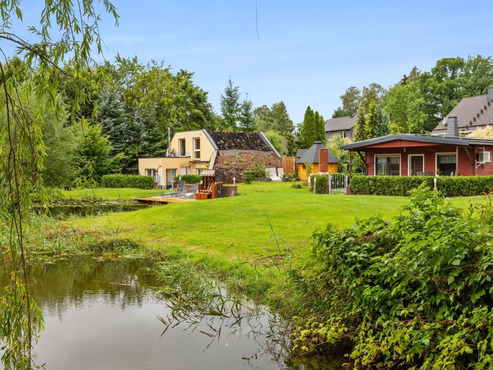 Mit naturnahen Badeteich - Image-tags.info