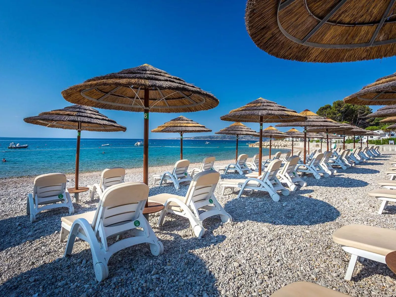 Luxuriöse Villa mit Pool, großem mediterranen Garten und Kinderspielplatz. - Image-tags.info