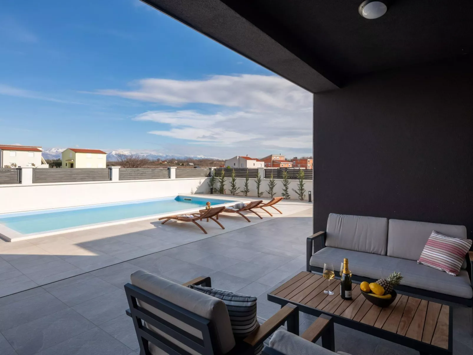 Villa in Strandnähe, Pool, Kinderspielplatz - Image-tags.info