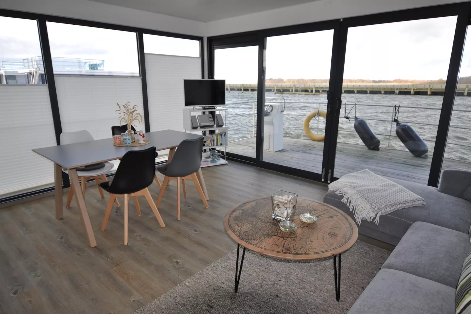 Floating House Charlotte - Eetkamer