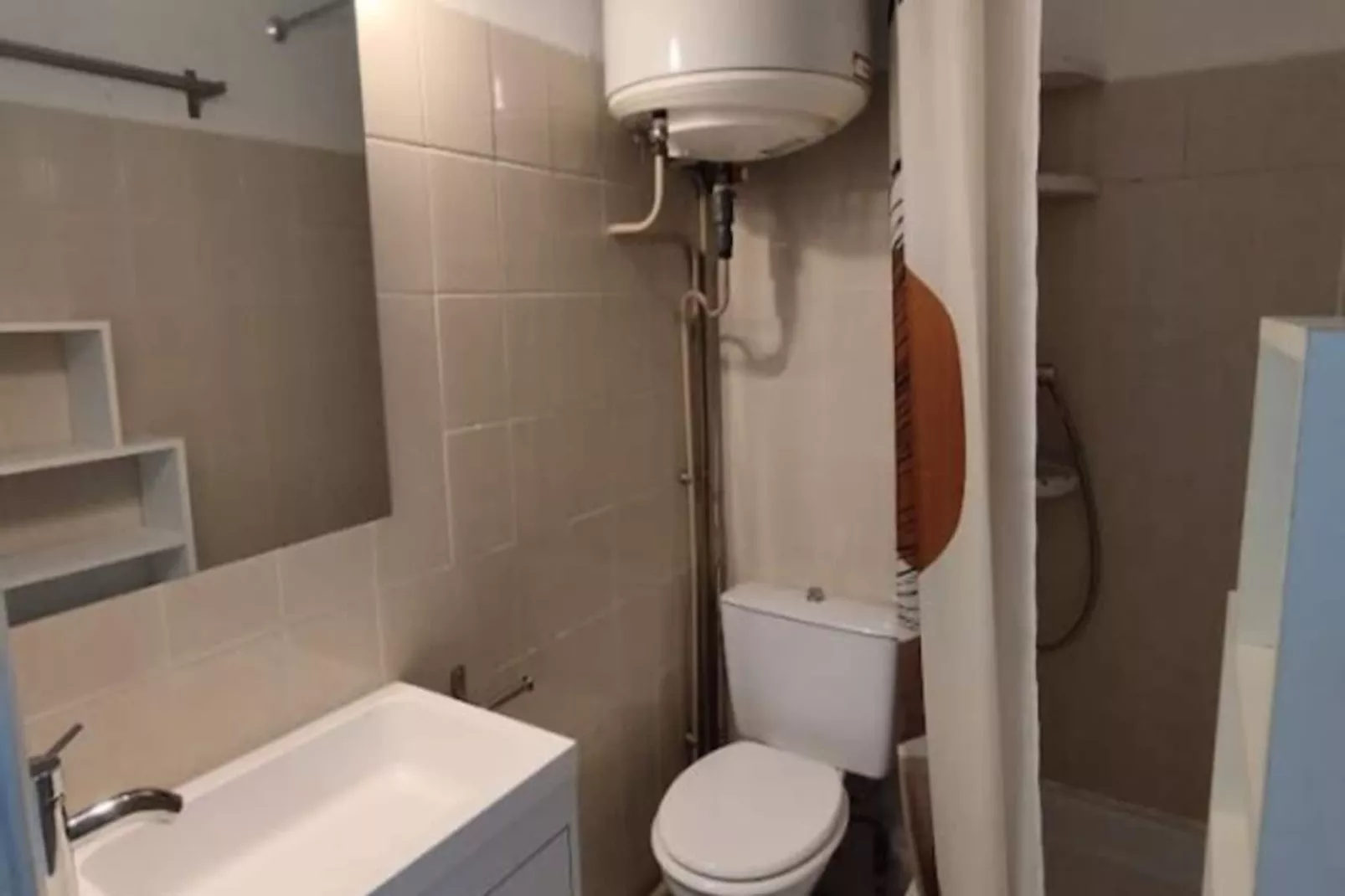 Le Douillet Sur Le Port Et La Plage-Niet-getagd