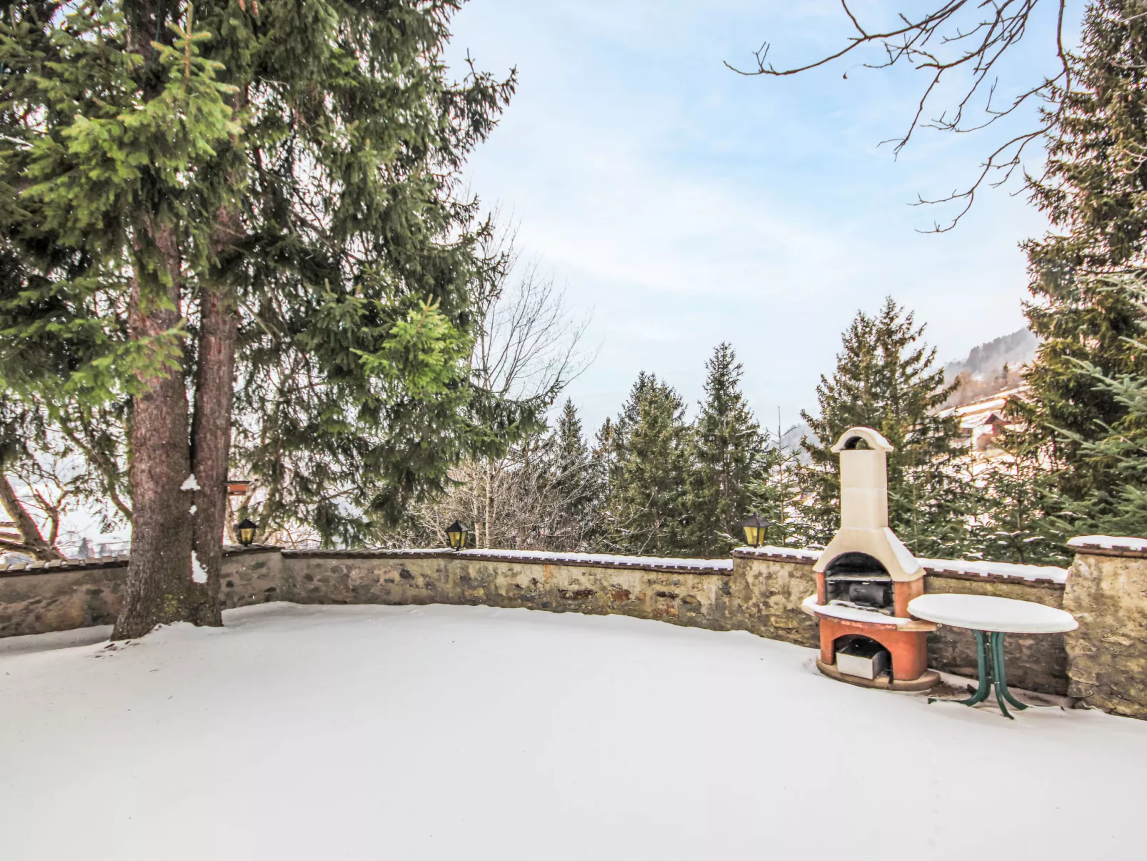 Burg Biedenegg mit Schlosscafé-Buiten
