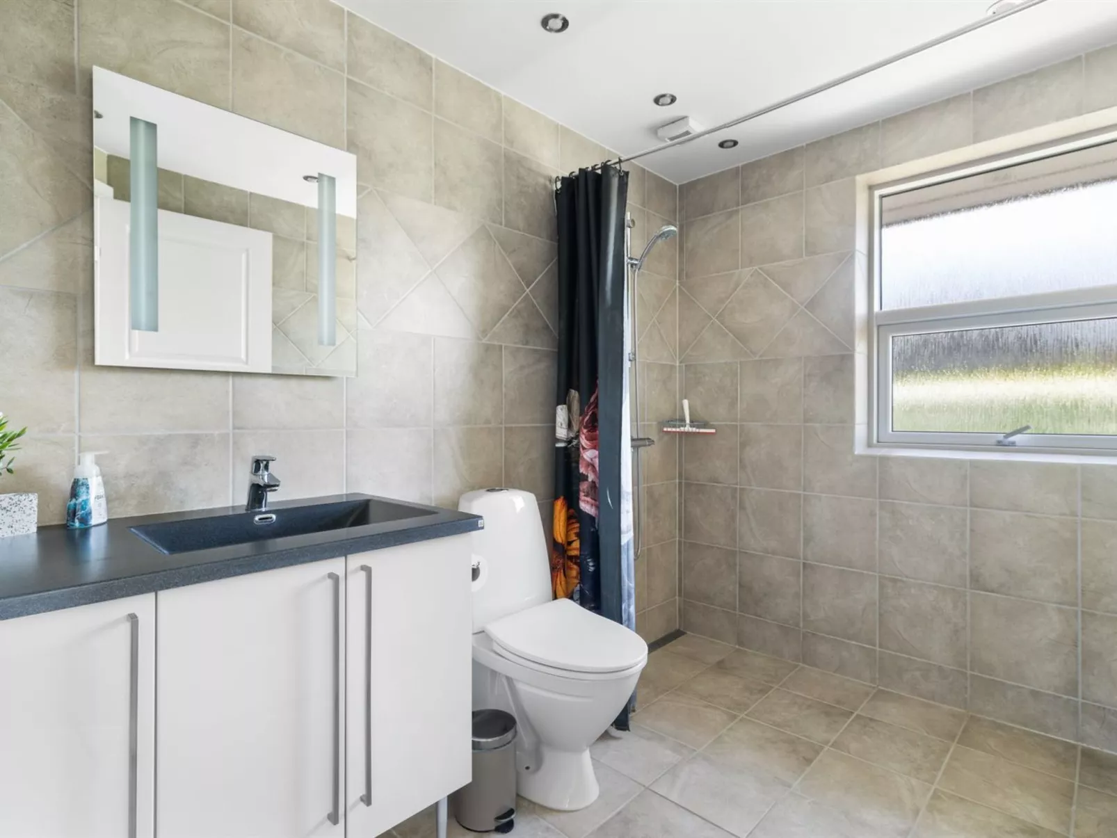 "Merrit" - 280m from the sea-Binnen