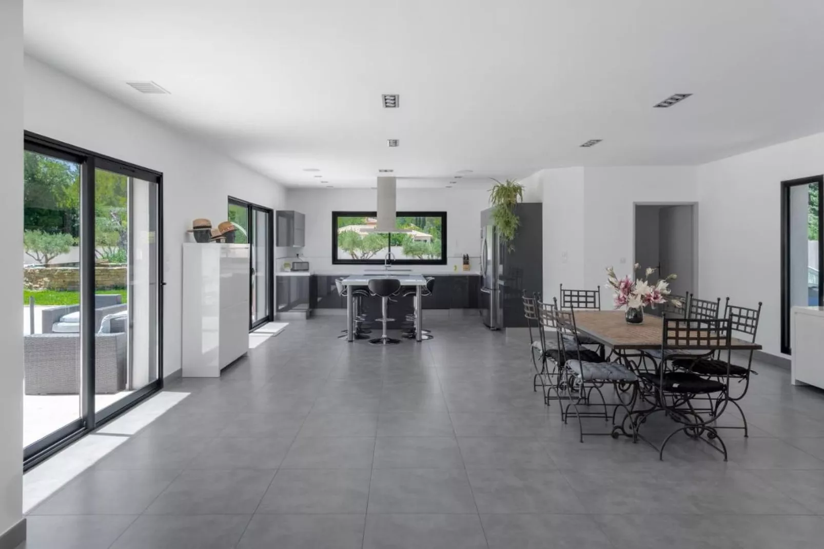 Villa avec piscine chauffée spa salle sport et cinéma-Eetkamer