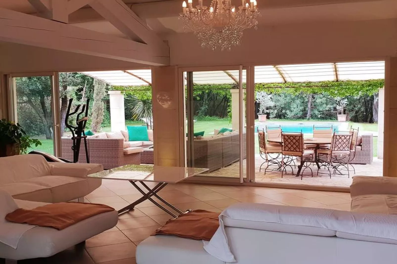 Villa cadre idyllique et reposant avec piscine-Woonkamer