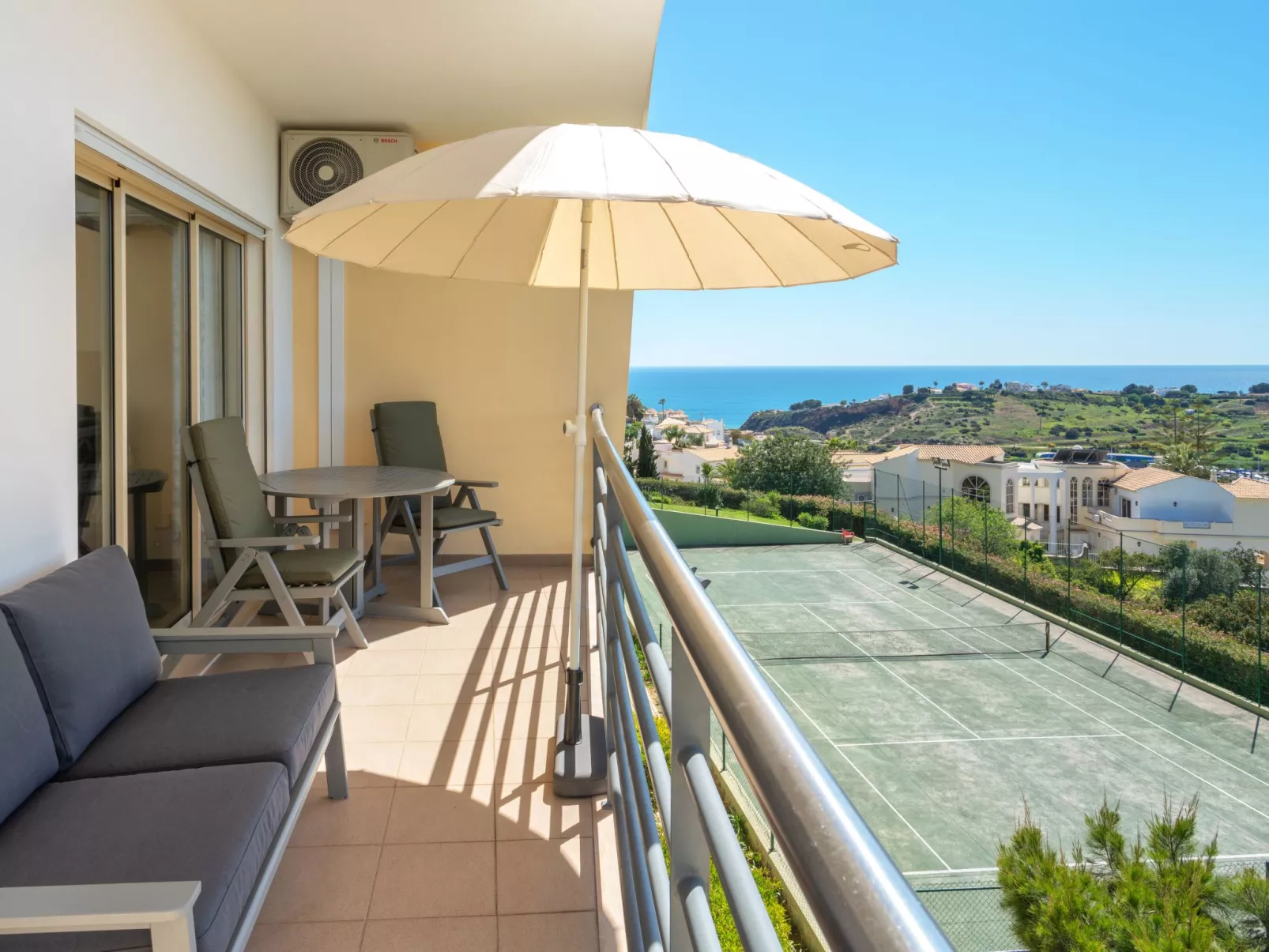 "Elena 2" mit Blick auf das Wasser - Image-tags.info