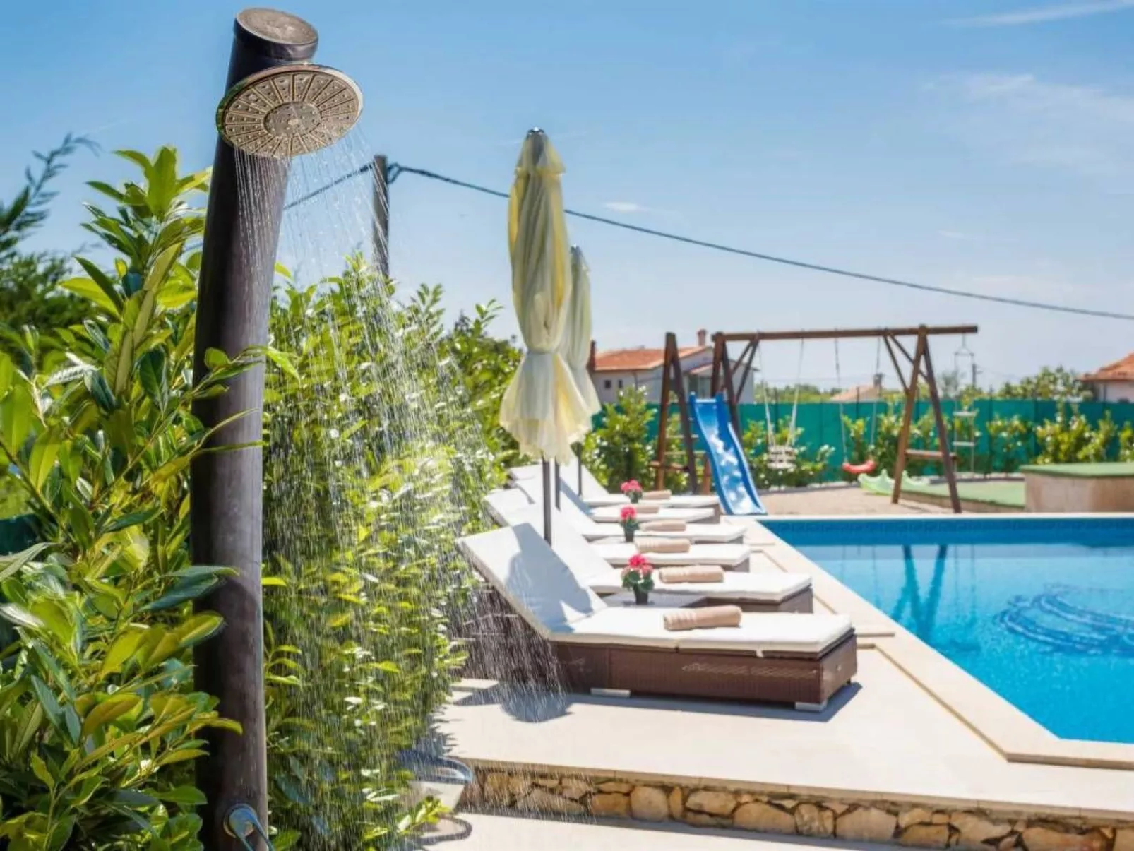 Villa Kamenica  im mediterranen Stil mit Innen- und Außenpool - Image-tags.info