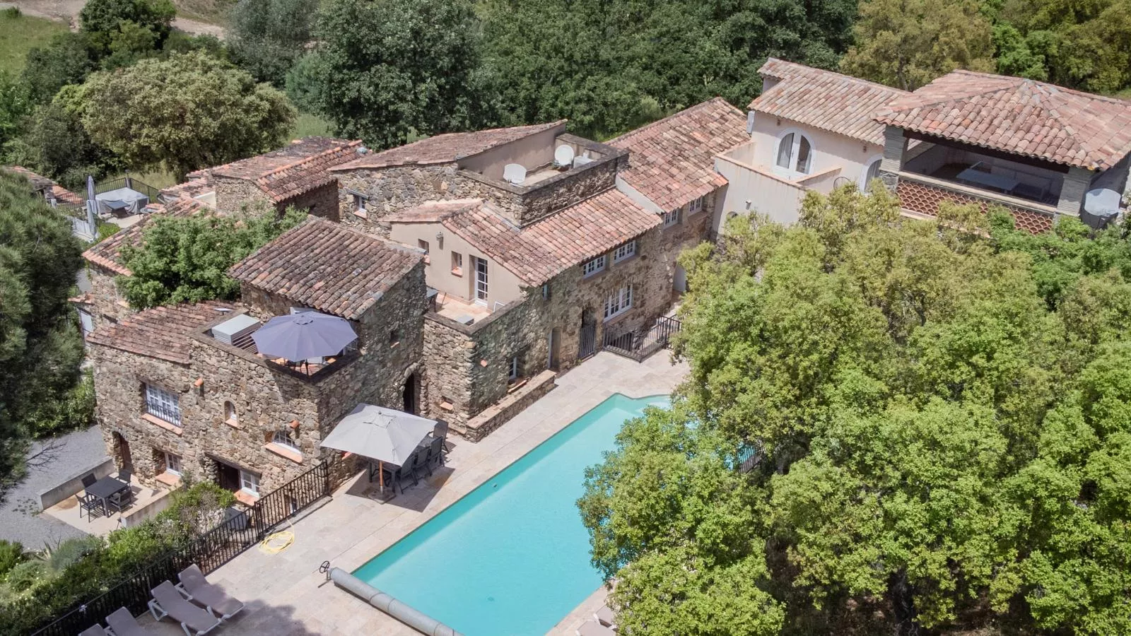 Les Roches du Sud - Buitenkant zomer