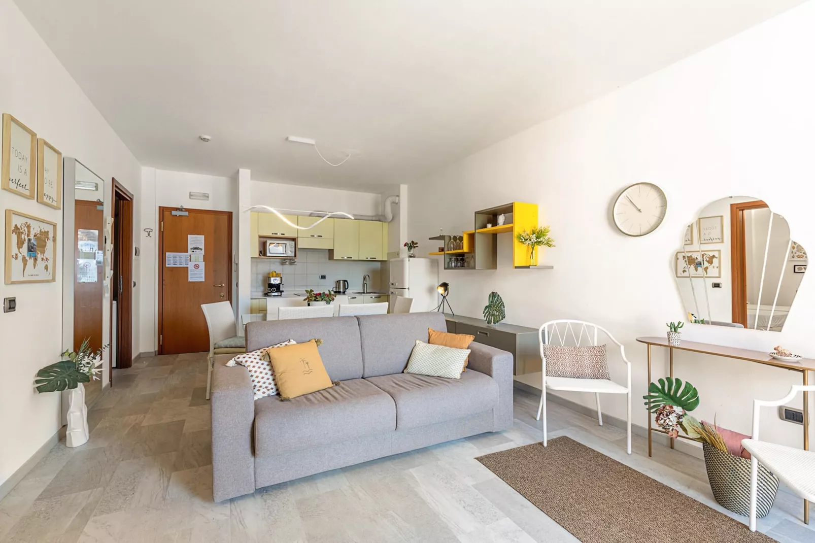 RESIDENCE PORTO LETIZIA - PALACE-1ROOM APT 4 PAX LAKE VIEW DELUXE 8206 - P1LD4 - Woonkamer