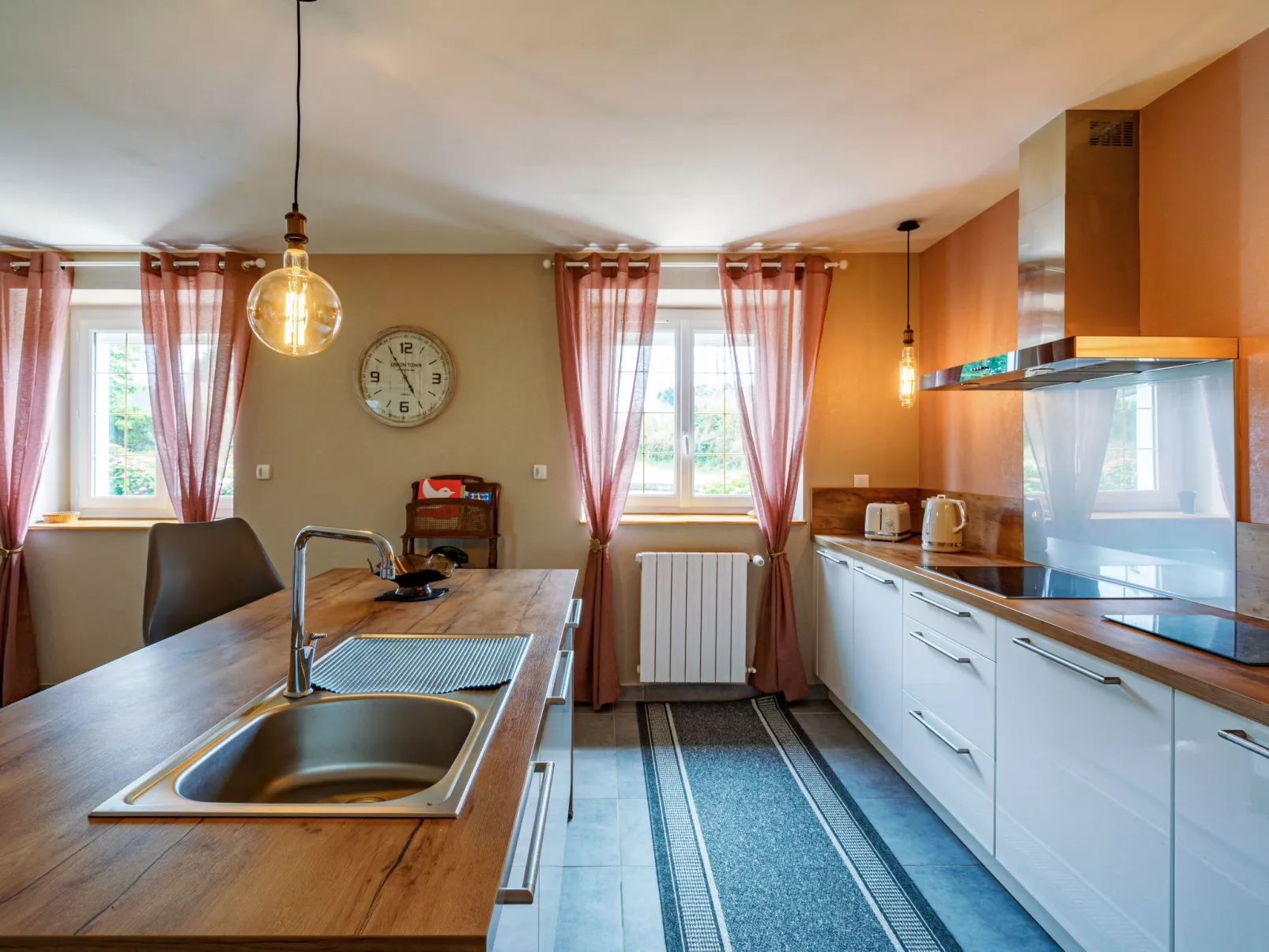 Les Volets Rouges - Binnen