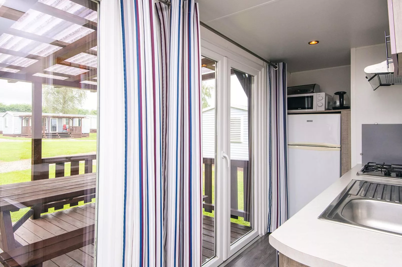 Mobile homes til 4 personer, medbad-Binnen