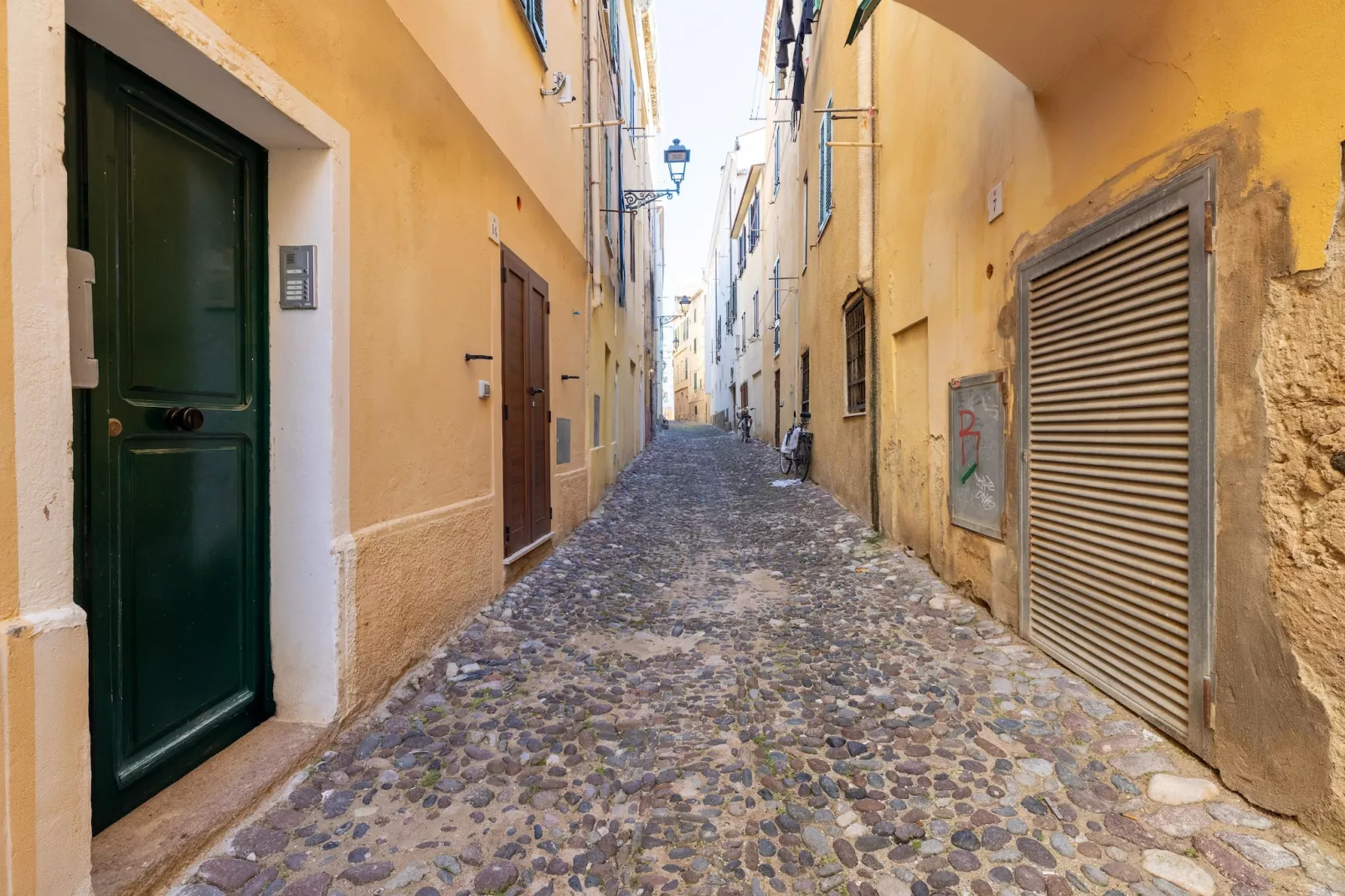 MONOLOCALE BURAGNA-Buitenkant zomer