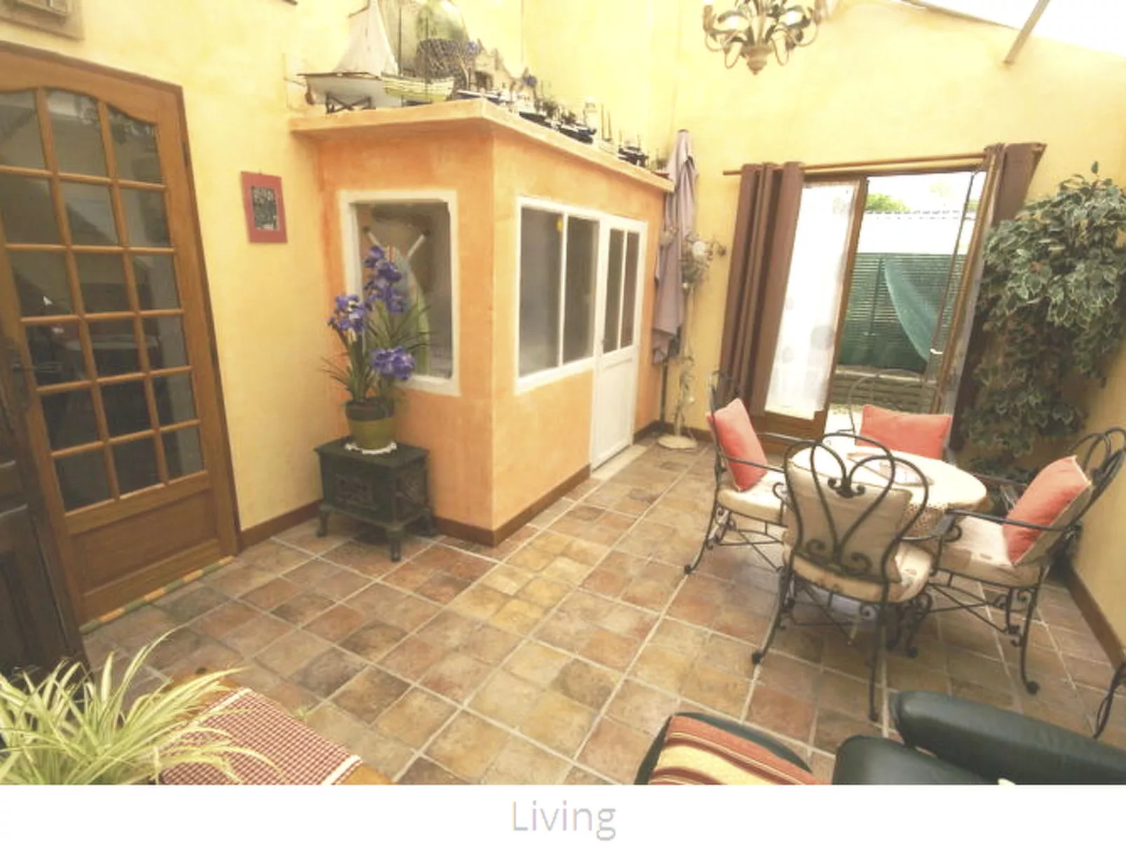 "Garence" mit eigener Terrasse-Buiten