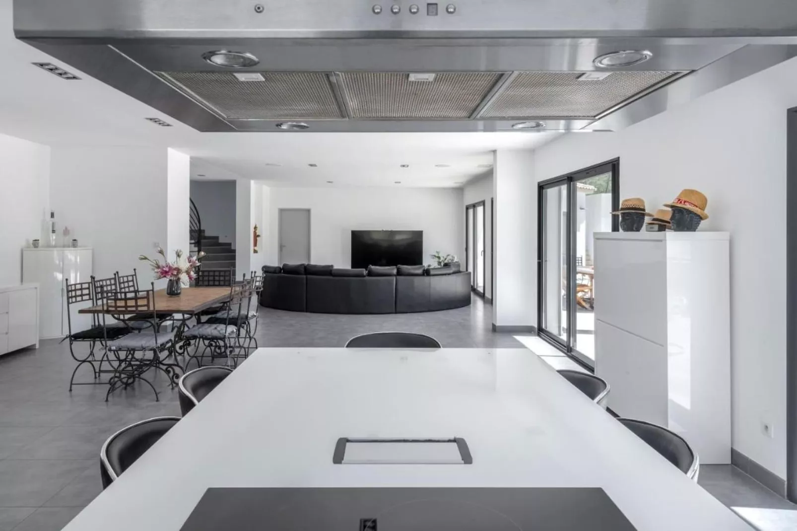 Villa avec piscine chauffée spa salle sport et cinéma-Eetkamer