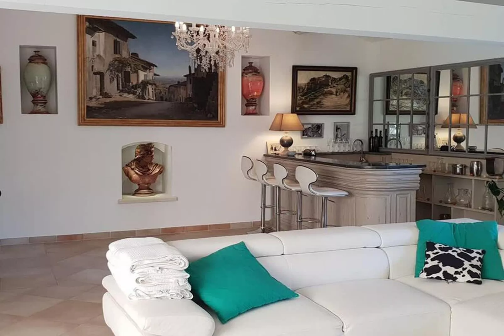 Villa cadre idyllique et reposant avec piscine-Woonkamer