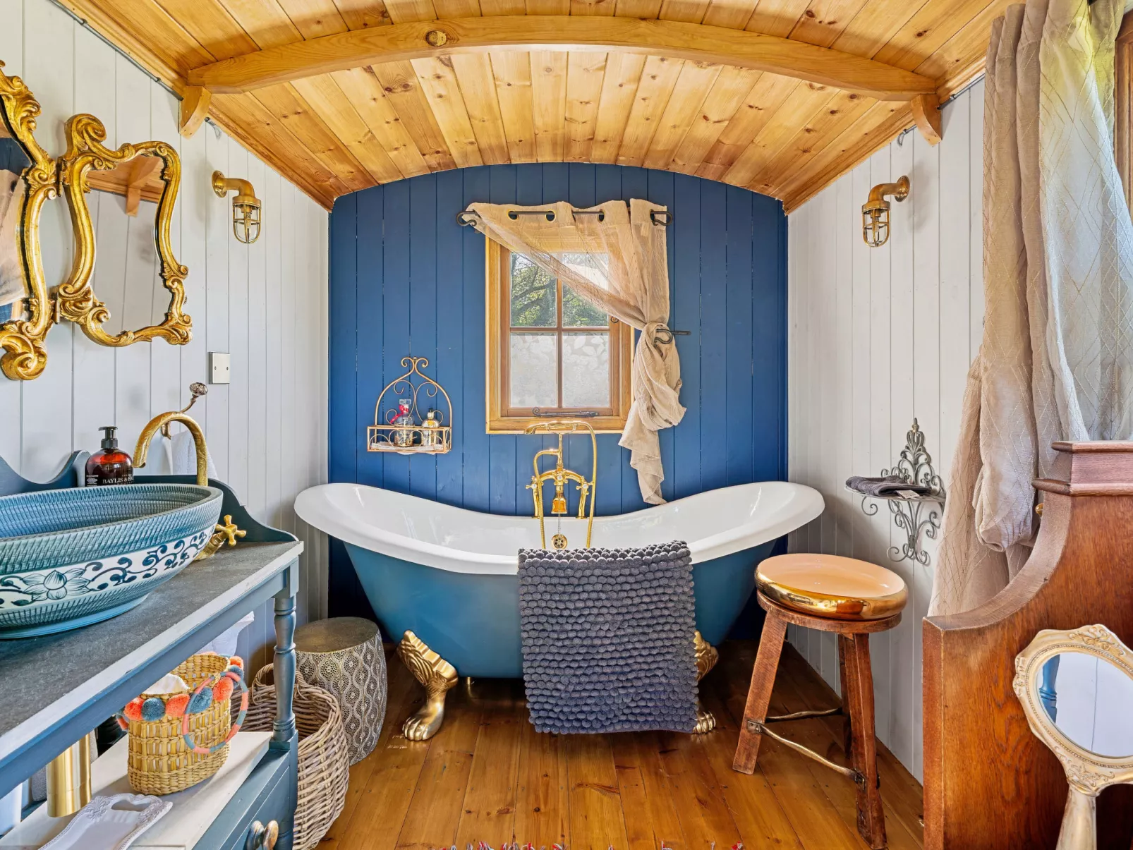 Shepherd's Hut at Hilltop Farm - Binnen